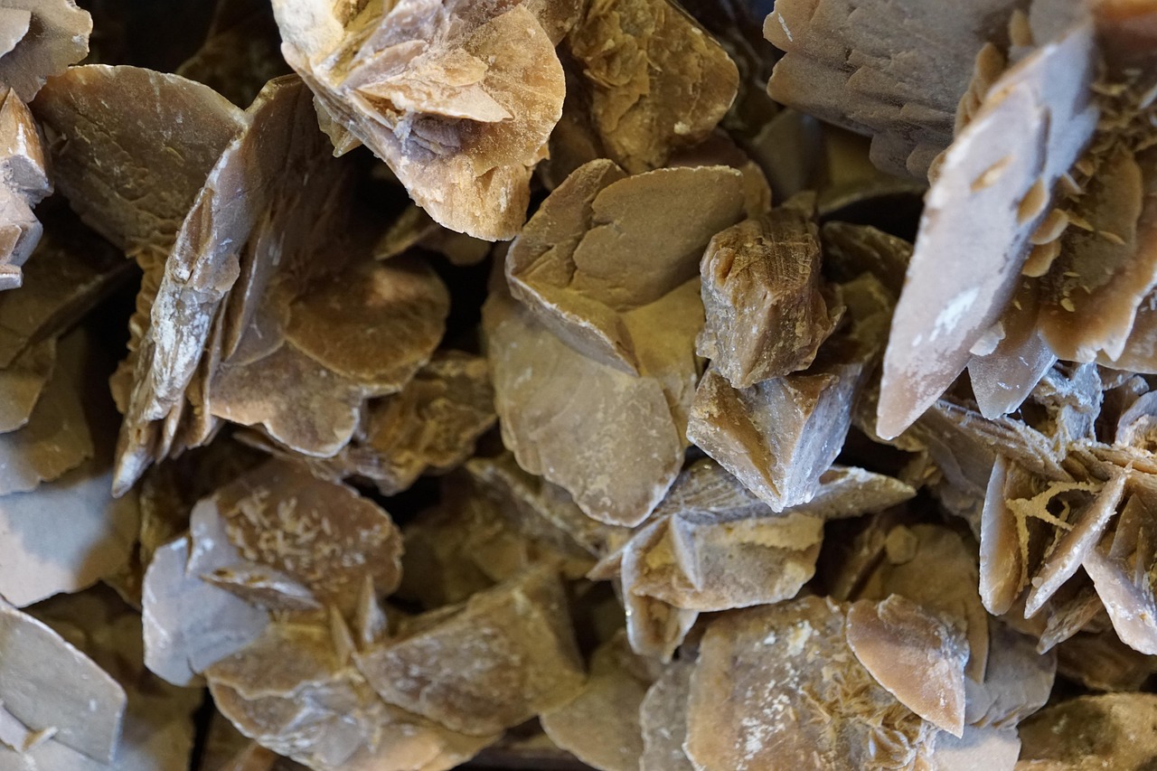 Industrial Applications of Barite in Oil & Gas and Paint Manufacturing