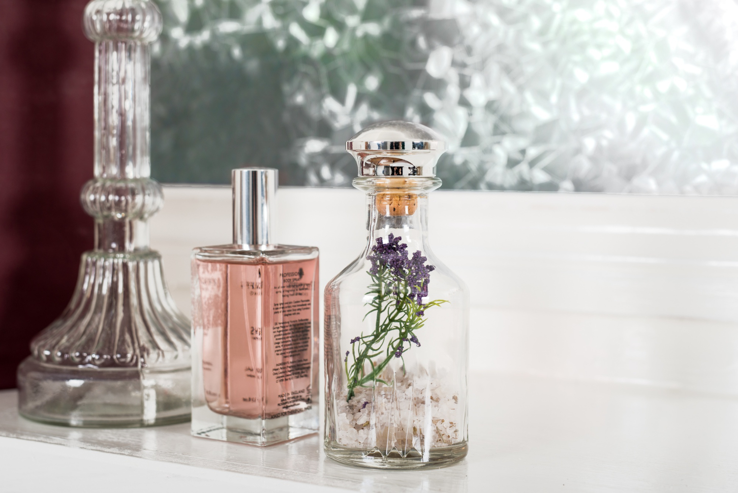 Comparing Lavender and Rosemary Oils: Aromatherapy, Haircare & Cosmetic Uses