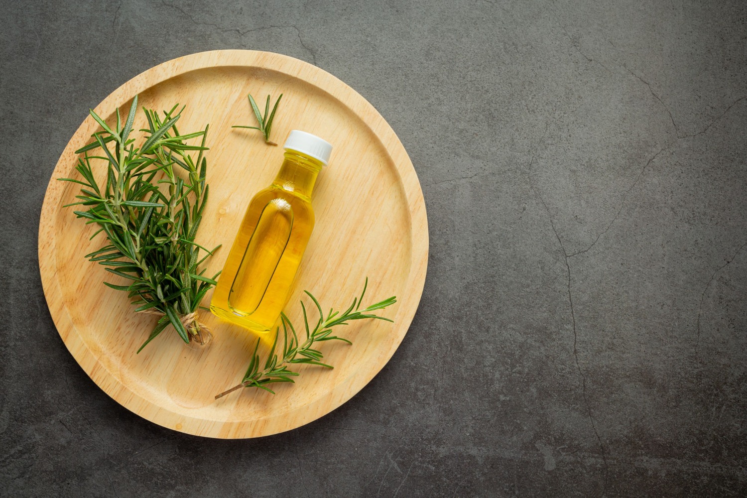Parsley Oil Benefits: Functional Uses in Food, Pharma, and Cosmetic Manufacturing